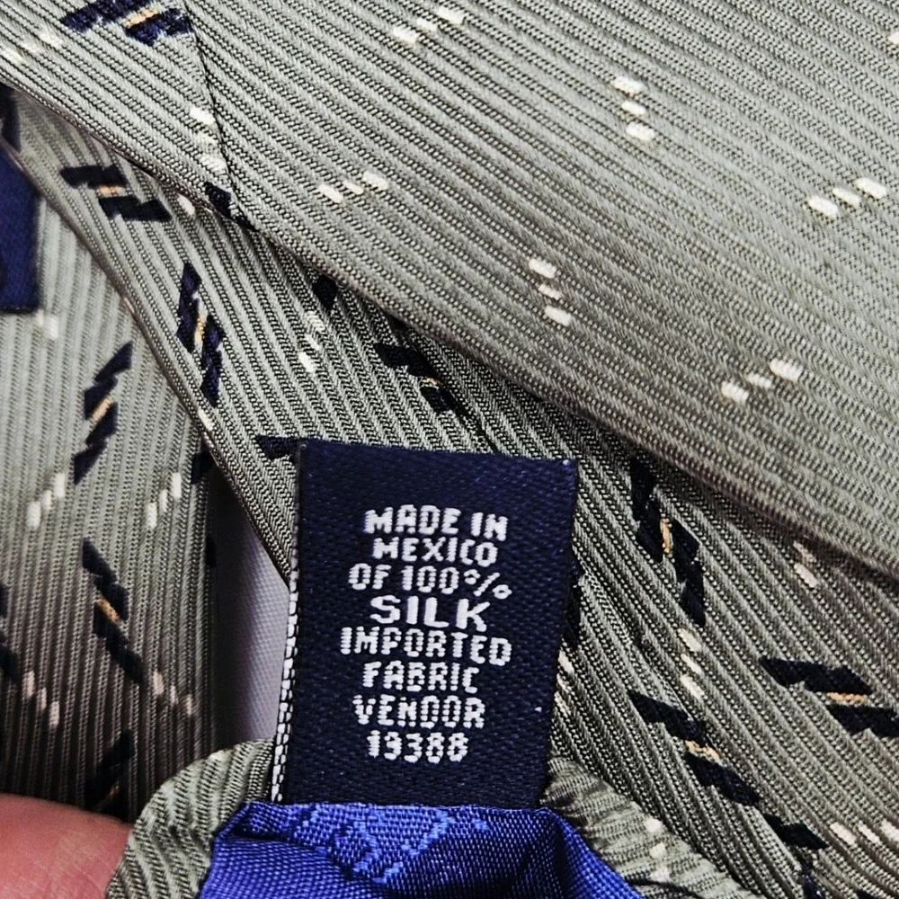 Nautica necktie features
